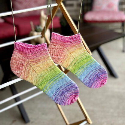 Rainbow Fade Shortie Socks knitting class